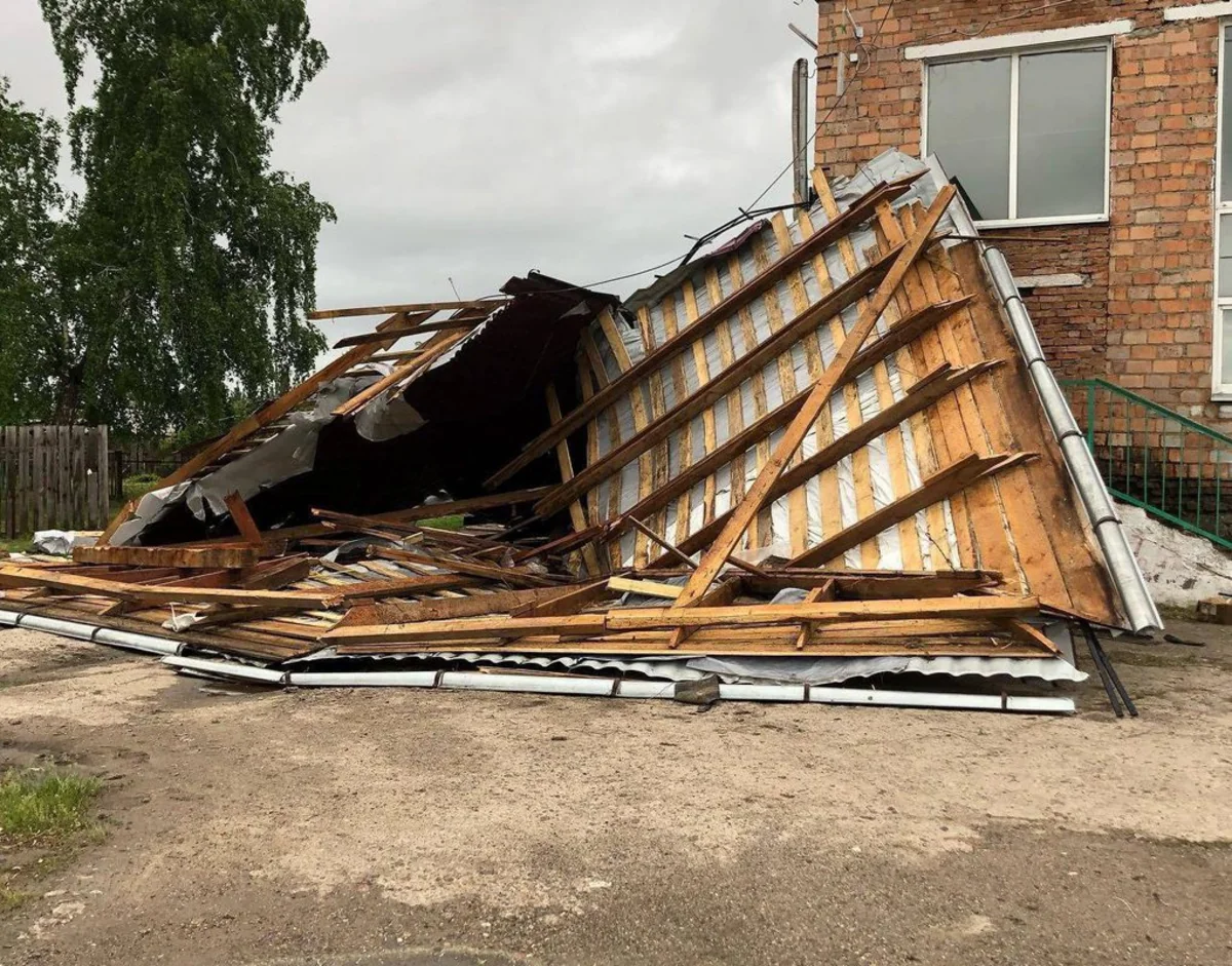 Abşeronda külək dam örtüyünü elektrik xətlərinin üstünə aşırıb