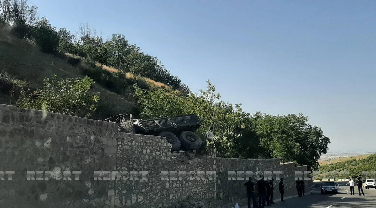 Göygöldə hərbçiləri daşıyan yük avtomobili aşıb, 10-dan çox yaralı var - VİDEO - YENİLƏNİB