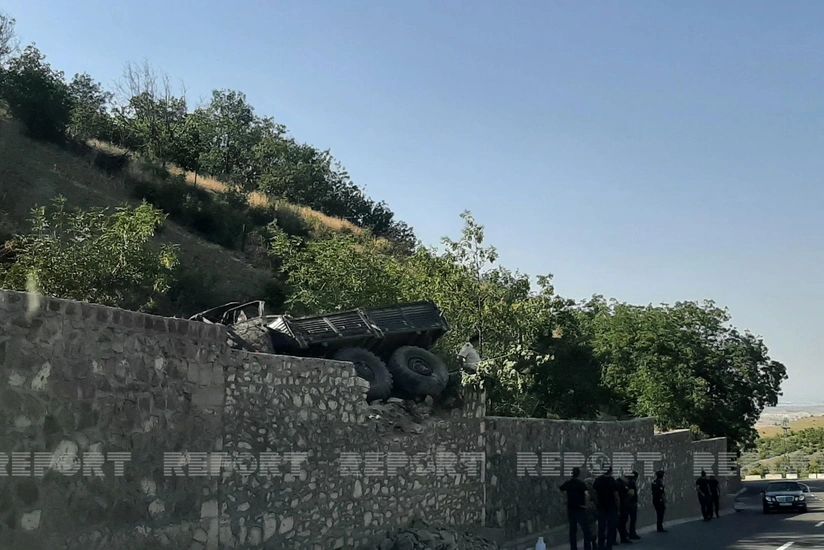 Göygöldə hərbçiləri daşıyan yük avtomobili aşıb, 10-dan çox yaralı var - VİDEO - YENİLƏNİB