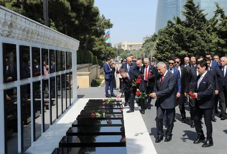 Binəli Yıldırım Heydər Əliyevin məzarını və Şəhidlər xiyabanını ziyarət edib