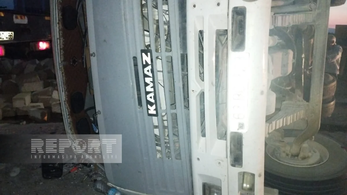 Kürdəmirdə “KaMAZ” aşıb, sürücü ağır xəsarət alıb