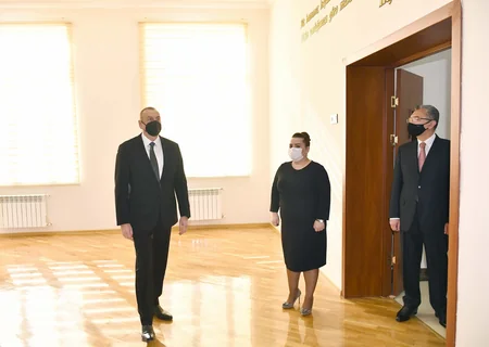 Prezident Bakıda yeni tikilən iki məktəbdə yaradılan şəraitlə tanış olub