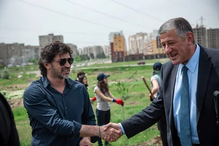 Azərbaycan səfiri Tbilisi meri ilə birgə ağac əkib