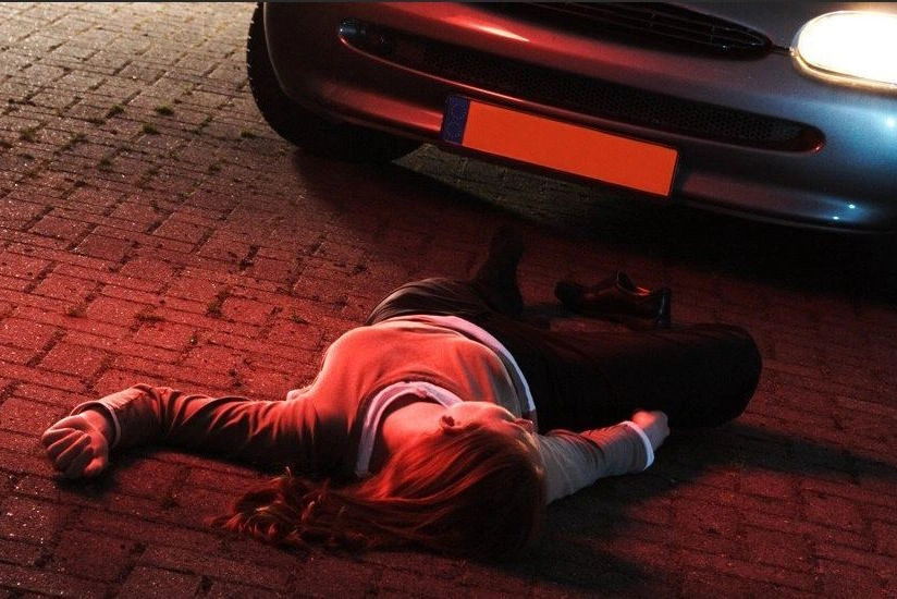 В Баку автомобиль сбил девушку