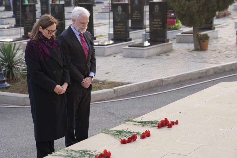 ABŞ səfiri Gəncədə Ermənistan-Azərbaycan münaqişəsi qurbanlarının xatirəsini yad edib