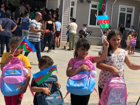 Azərbaycan Türkiyənin zəlzələdən zərərçəkən bölgəsinə 3000 məktəbli dəsti göndərib