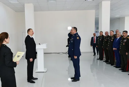 Prezident İlham Əliyev hərbçilər üçün inşa edilən binada yaradılan şəraitlə tanış olub