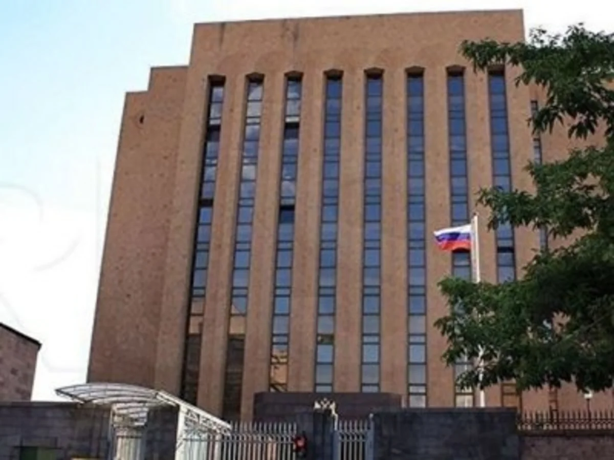 На территории посольства России в Армении обнаружено тело мужчины