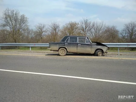 Ağcabədidə avtomobil dəmir maneəyə çırpılıb - FOTO - VİDEO