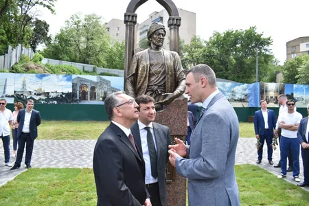 Kiyevdə Nəsiminin heykəlinin açılış mərasimi keçirilib