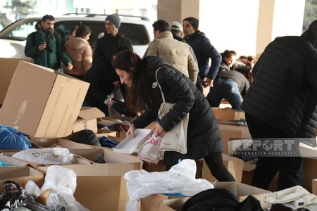 Bakıda Türkiyədə zəlzələdən zərərçəkənlərə yardım toplanılır - VİDEO