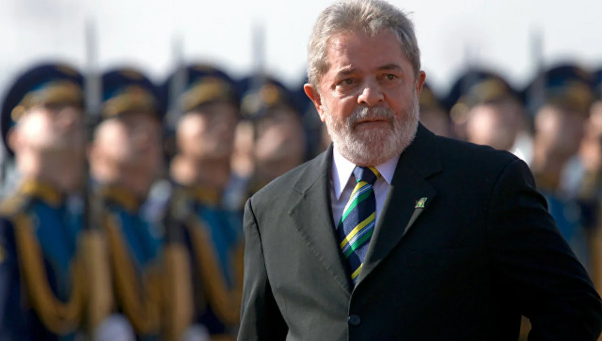 Braziliyada sabiq prezidentin maşın karvanı atəşə tutulub