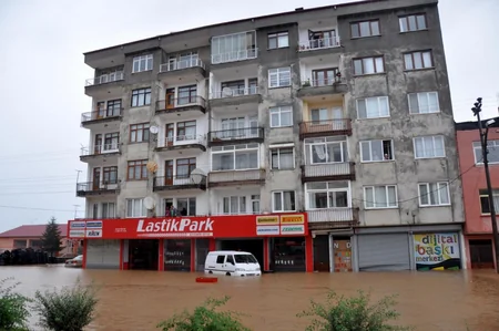 Trabzonda iki nəfəri sel aparıb