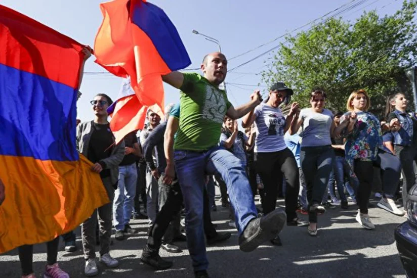 У здания правительства Армении проходит акция протеста - ВИДЕО