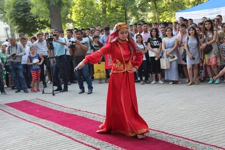 Özbəkistanda Qarabağ geyimləri nümayiş etdirilib