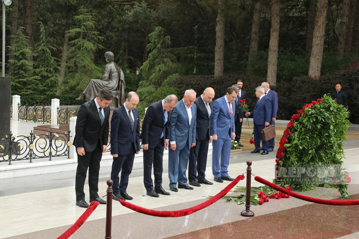 XİN rəhbərliyi Fəxri xiyabanı ziyarət edib