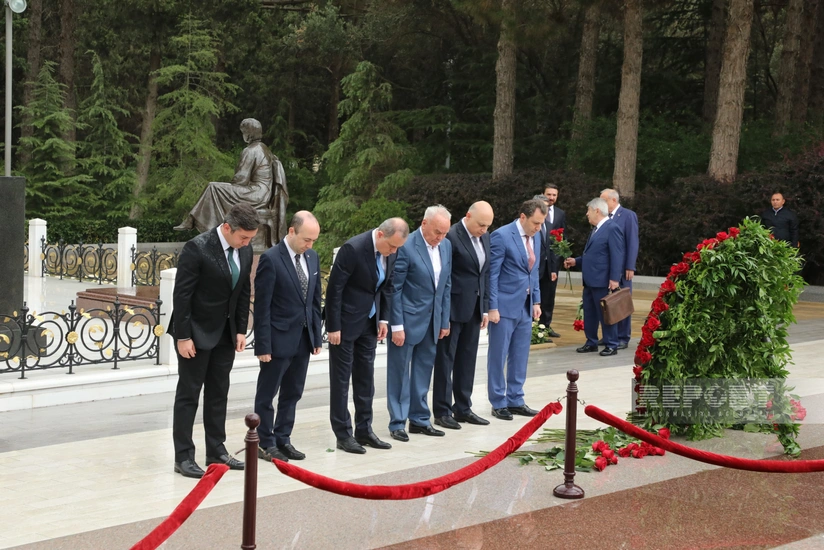 XİN rəhbərliyi Fəxri xiyabanı ziyarət edib