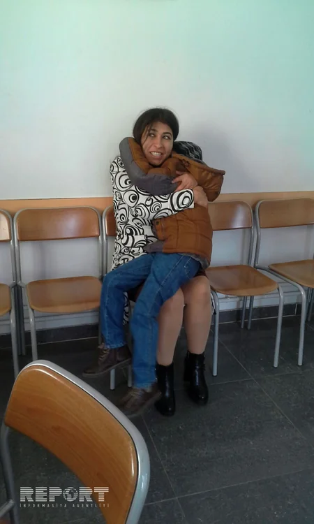 Övladını satmaqda təqsirləndirilən ana azadlığa çıxdı: Ona geri dönəcəyimi demişdim... - FOTO