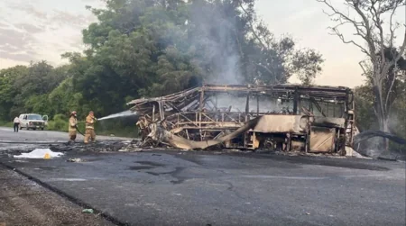 Meksikada sərnişin avtobusunun alışması nəticəsində onlarla insan yanaraq ölüb