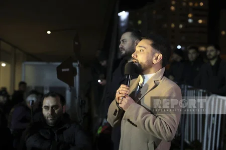 Bakıda Heydər Əliyev Mərkəzinin qarşısında xalq seçkinin ilkin nəticələrini izdihamla qeyd edir