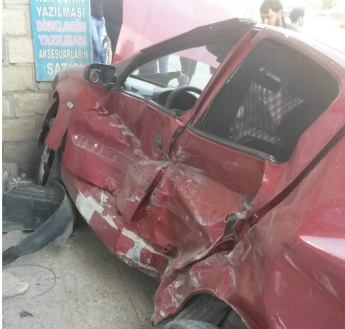 Şabranda baş verən qəzada iki nəfər xəsarət alıb - FOTO