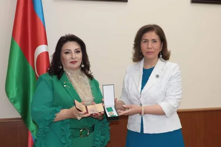 Bahar Muradova “Tərəqqi” medalı ilə təltif olunan qadınların mükafatlarını təqdim edib