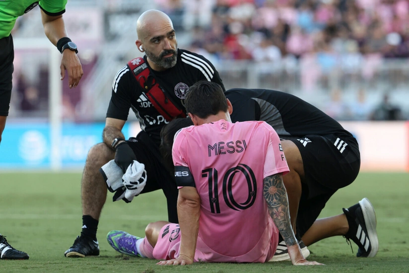 Messi sağ ayağından zədə alıb