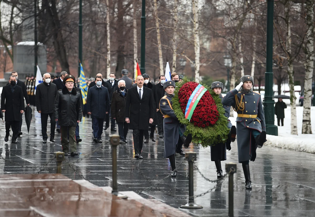 President Ilham Aliyev visits unknown soldier's grave in Moscow