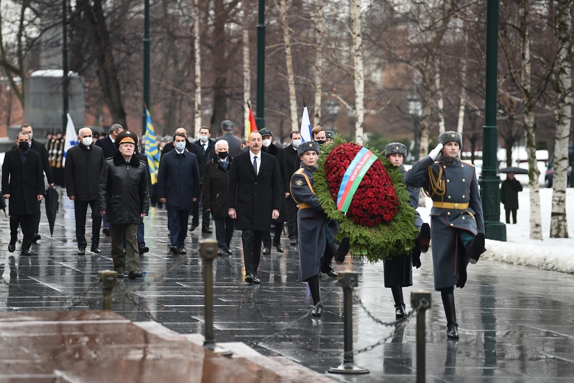President Ilham Aliyev visits unknown soldier's grave in Moscow