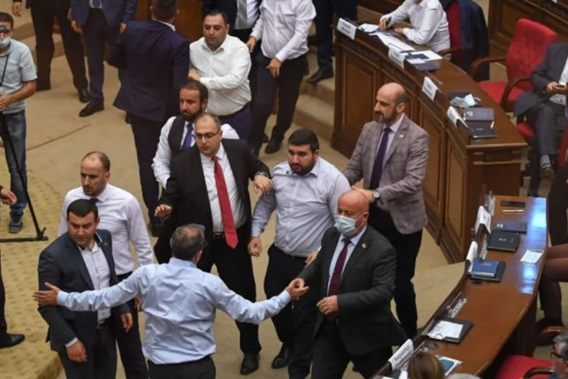 Ermənistan parlamentində yenidən qalmaqal olub