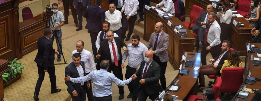 Ermənistan parlamentində yenidən qalmaqal olub