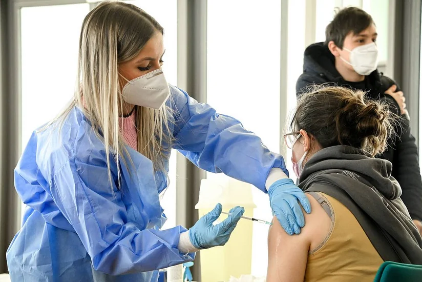 ЕК: Вакцинированных надо освободить от тестов и карантина в поездках внутри ЕС