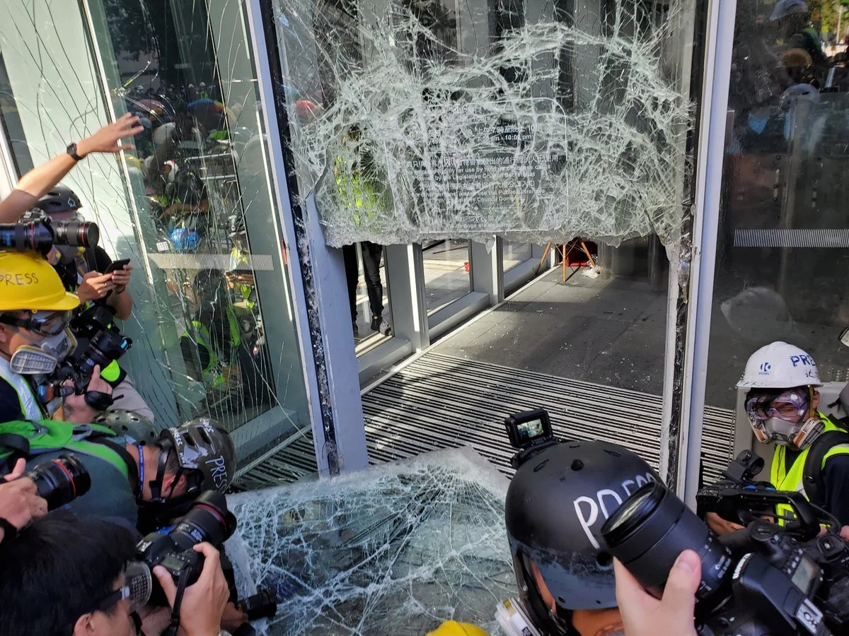 Протестующие в Гонконге прорвались в законодательное собрание - ФОТО - ВИДЕО - ОБНОВЛЕНО