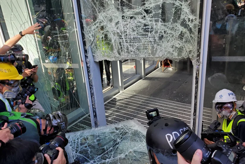 Протестующие в Гонконге прорвались в законодательное собрание - ФОТО - ВИДЕО - ОБНОВЛЕНО