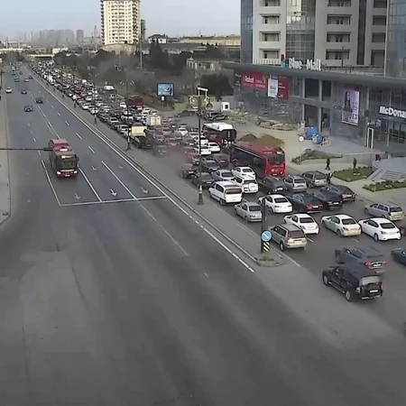 Bakının bir sıra yollarında tıxac yaranıb - SİYAHI