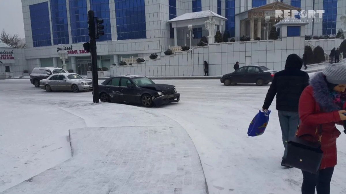 Buzlu yollar Bakıda avtomobillərin hərəkətinə ciddi problemlər yaradıb - VİDEO