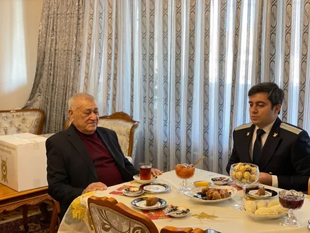 Baş Prokurorluğun əməkdaşları veteran Firudin Məmmədovu ziyarət ediblər
