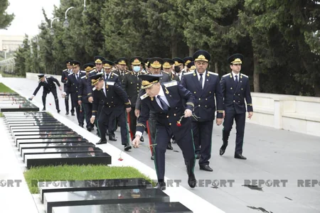 Baş Prokurorluğun əməkdaşları Fəxri və Şəhidlər xiyabanlarını ziyarət edib