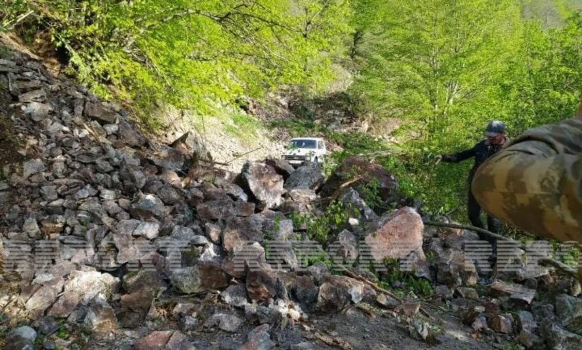 Tovuzda torpaq sürüşməsi olub,  kənd yolu qismən bağlanıb - FOTO