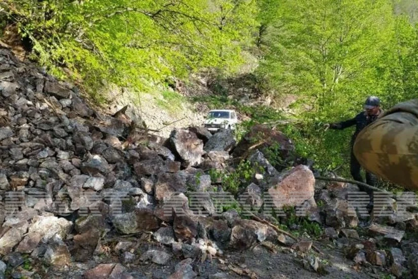 Tovuzda torpaq sürüşməsi olub,  kənd yolu qismən bağlanıb - FOTO