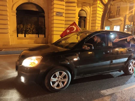 В Баку празднуют победу Азербайджана над Арменией