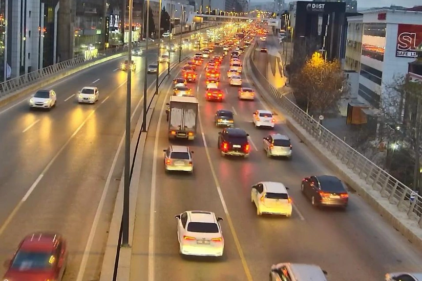 Bakının bir sıra yollarında tıxac yaranıb