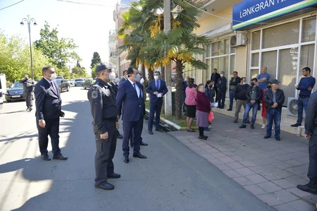 İcra başçısı və polis sakinlərə tibbi maska paylayıb - VİDEO