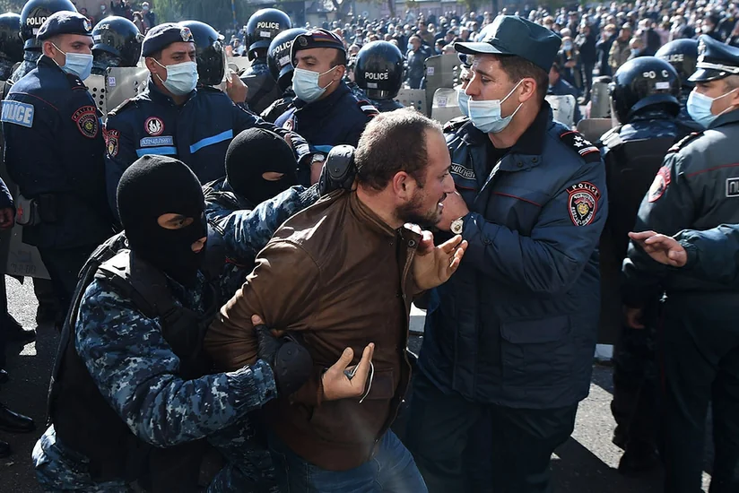 Yerevanda polis etirazçıları tutur