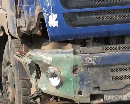 Bərdədə mikroavtobusla yük maşını toqquşub, xəsarət alan var - FOTO