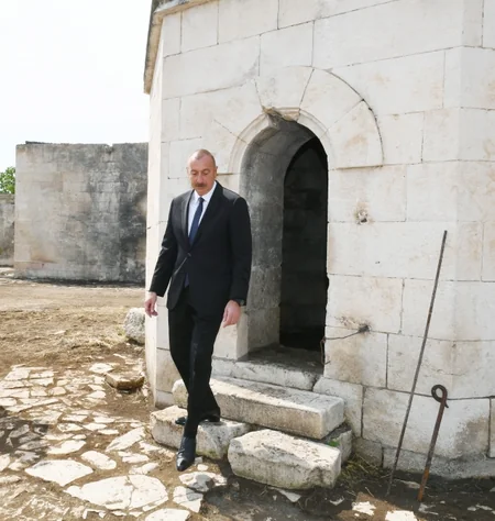 Dövlət başçısı Ağdamda Pənahəli xanın sarayının yerləşdiyi imarət kompleksində olub - YENİLƏNİB