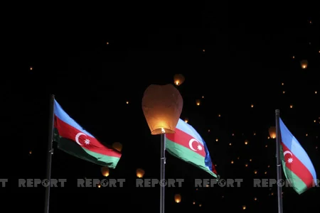Vətən Müharibəsi Memorial Kompleksi ərazisində xüsusi şüalarla Zəfər tağı simvolizə edilib, səmaya işıq fənərləri buraxılıb