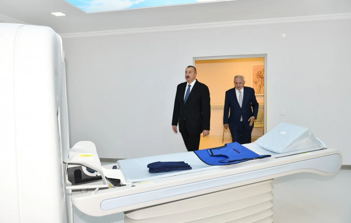Prezident Neftçala Mərkəzi Rayon Xəstəxanasında yenidənqurmadan sonra yaradılan şəraitlə tanış olub