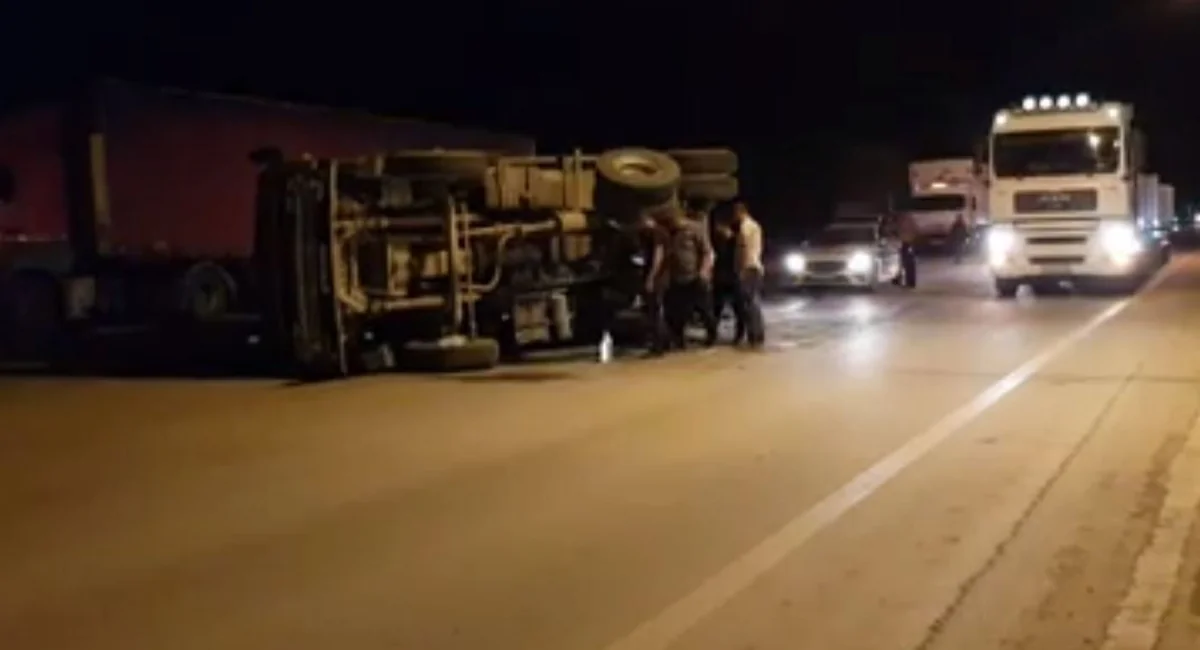 Ucarda KamAZ aşdı, xəsarət alan var - VİDEO