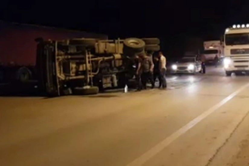 Ucarda KamAZ aşdı, xəsarət alan var - VİDEO